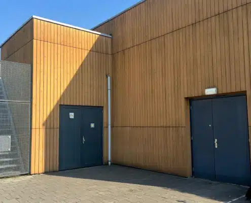 Revêtement de façade en bois de mélèze Holland à Kloetinge