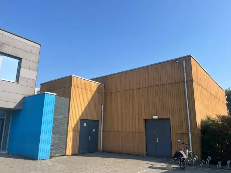 Revêtement de façade en bois de mélèze Holland à Kloetinge